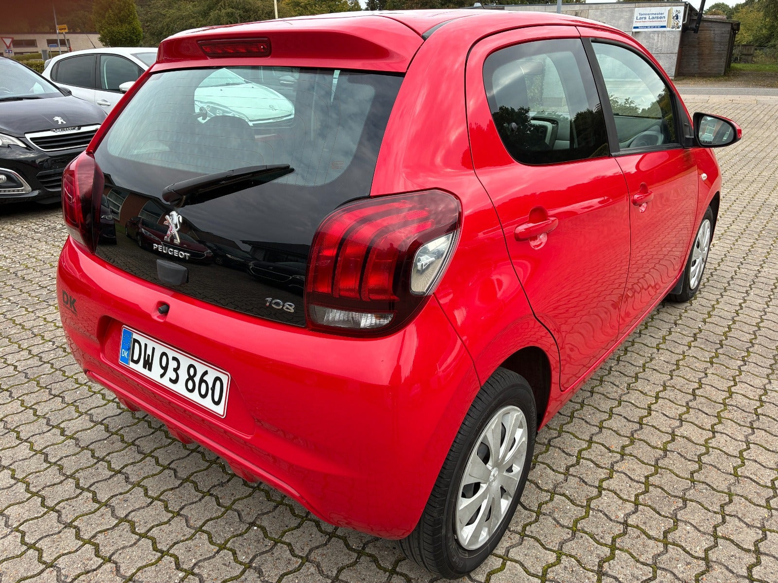Rød Peugeot 108 fra 2015