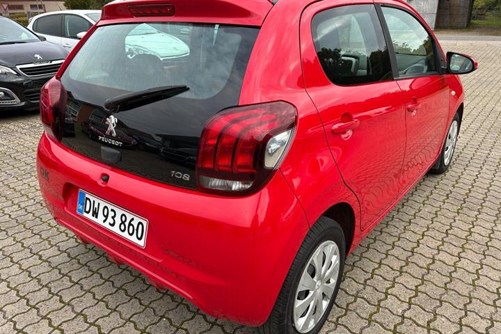 Rød Peugeot 108 fra 2015