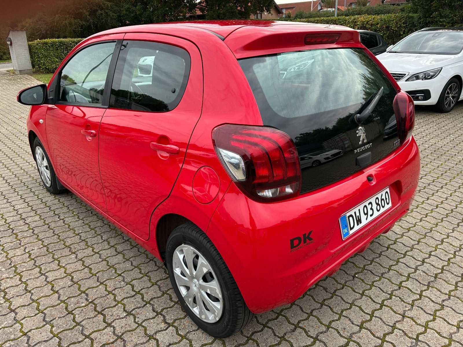 Rød Peugeot 108 fra 2015