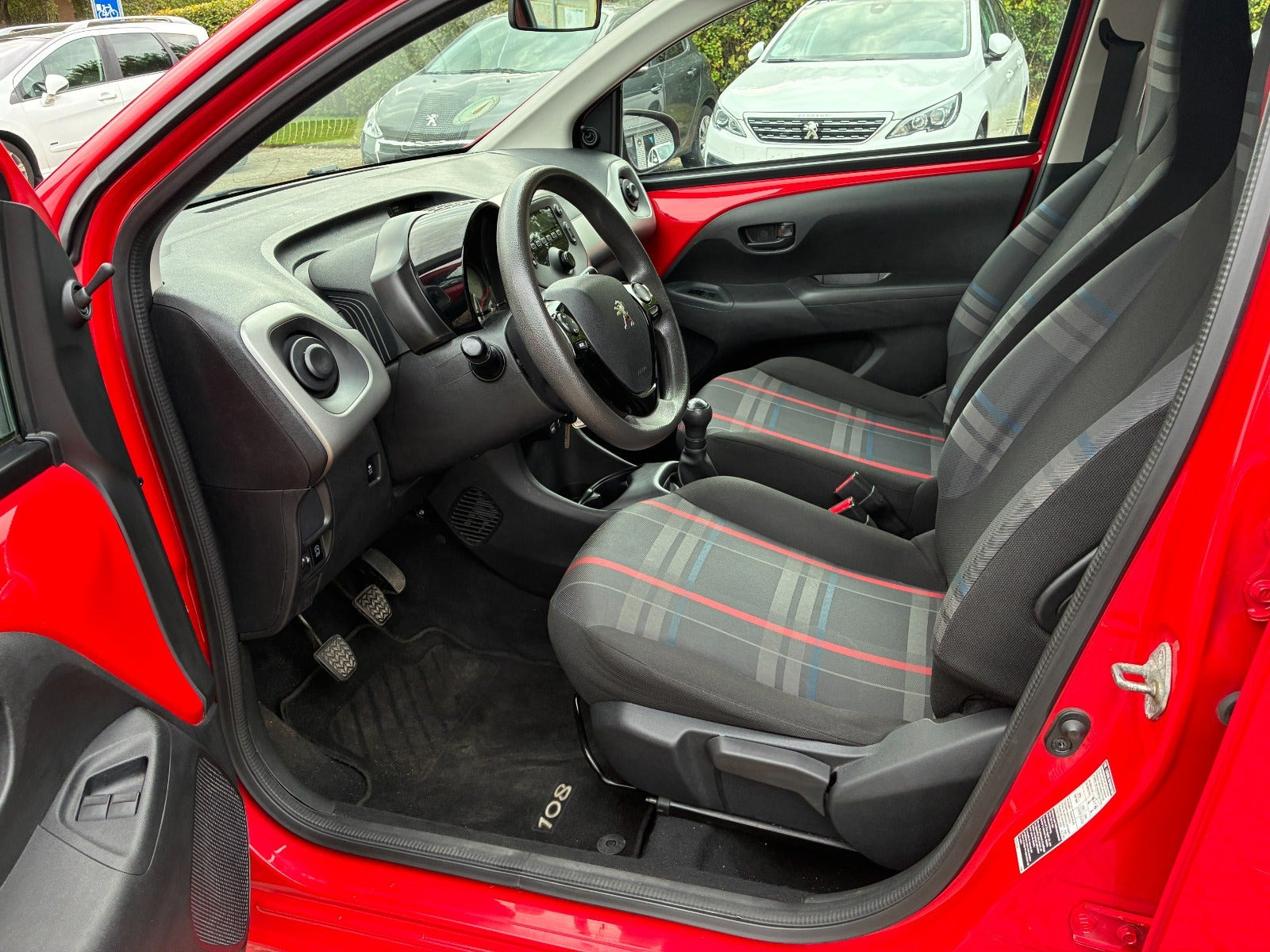 Rød Peugeot 108 fra 2015