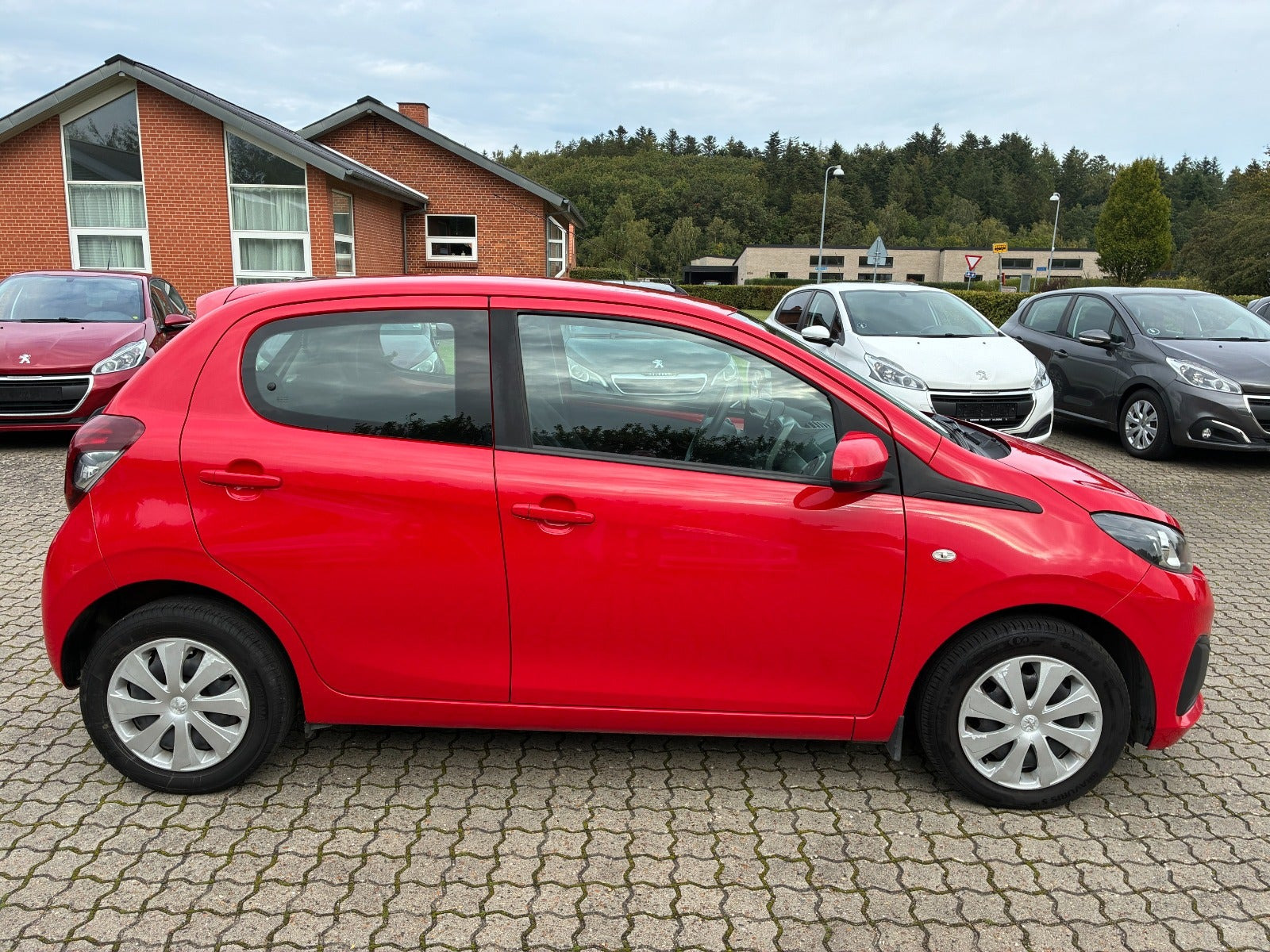 Rød Peugeot 108 fra 2015