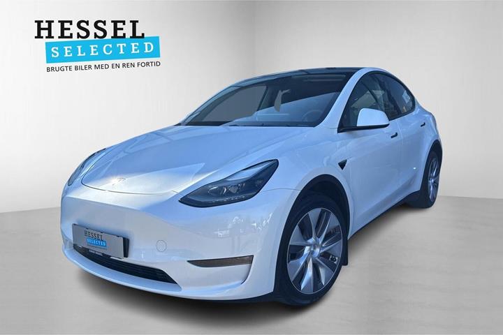 Hvid Tesla Model Y fra 2023 set udefra