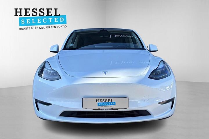 Hvid Tesla Model Y fra 2023