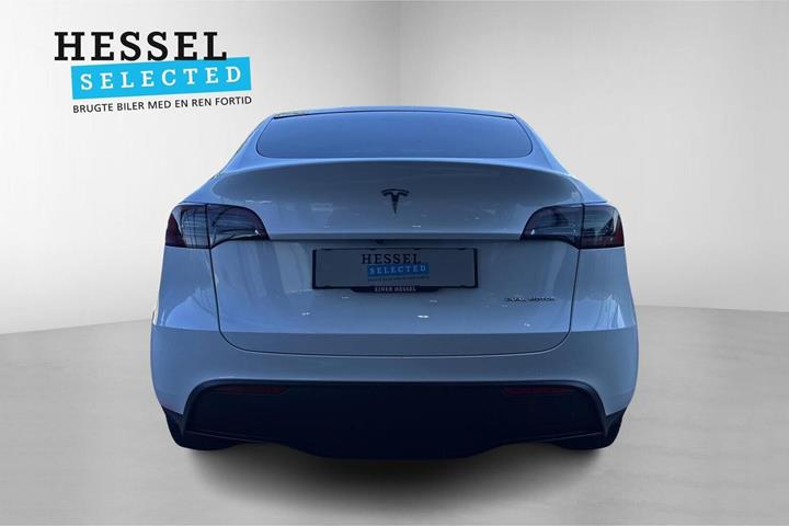 Hvid Tesla Model Y fra 2023