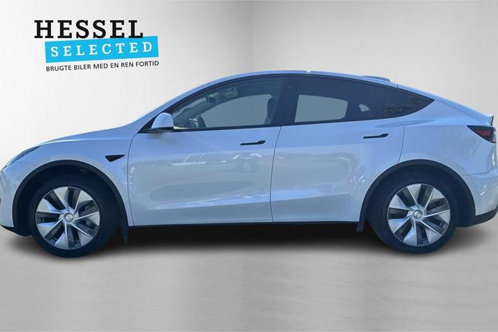 Hvid Tesla Model Y fra 2023