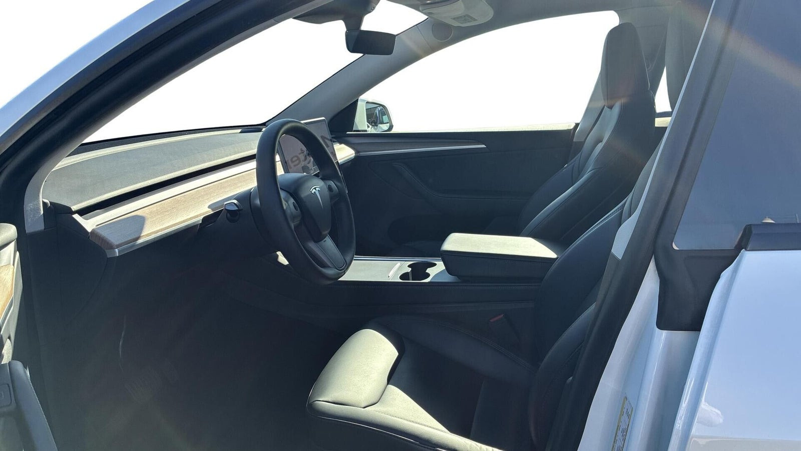 Hvid Tesla Model Y fra 2023