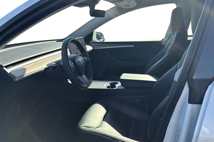 Hvid Tesla Model Y fra 2023