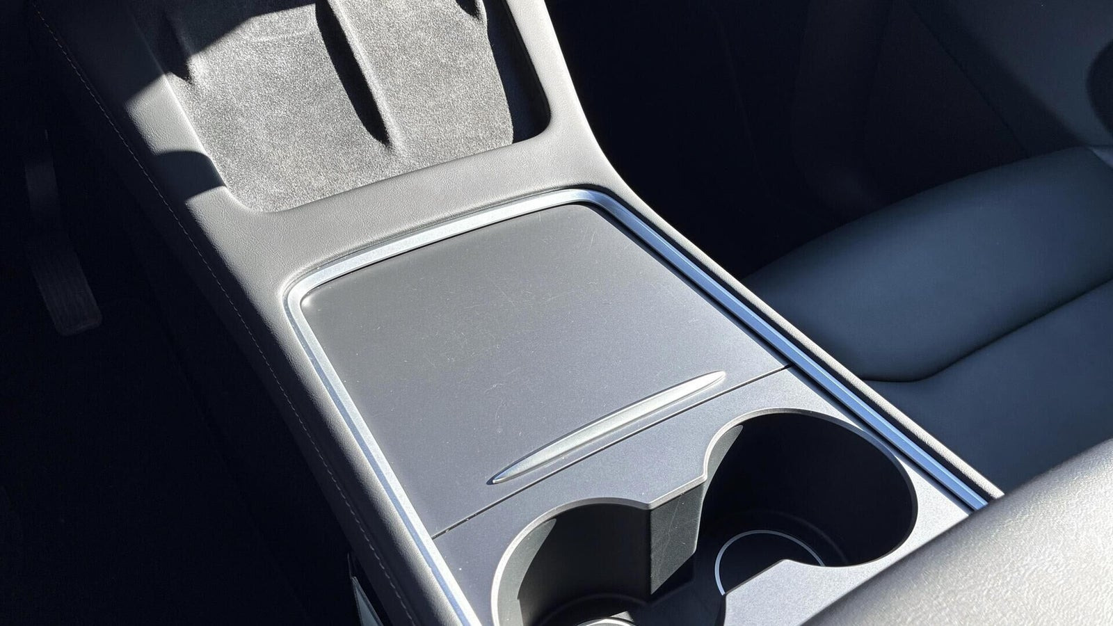 Hvid Tesla Model Y fra 2023