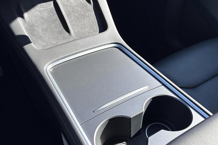 Hvid Tesla Model Y fra 2023