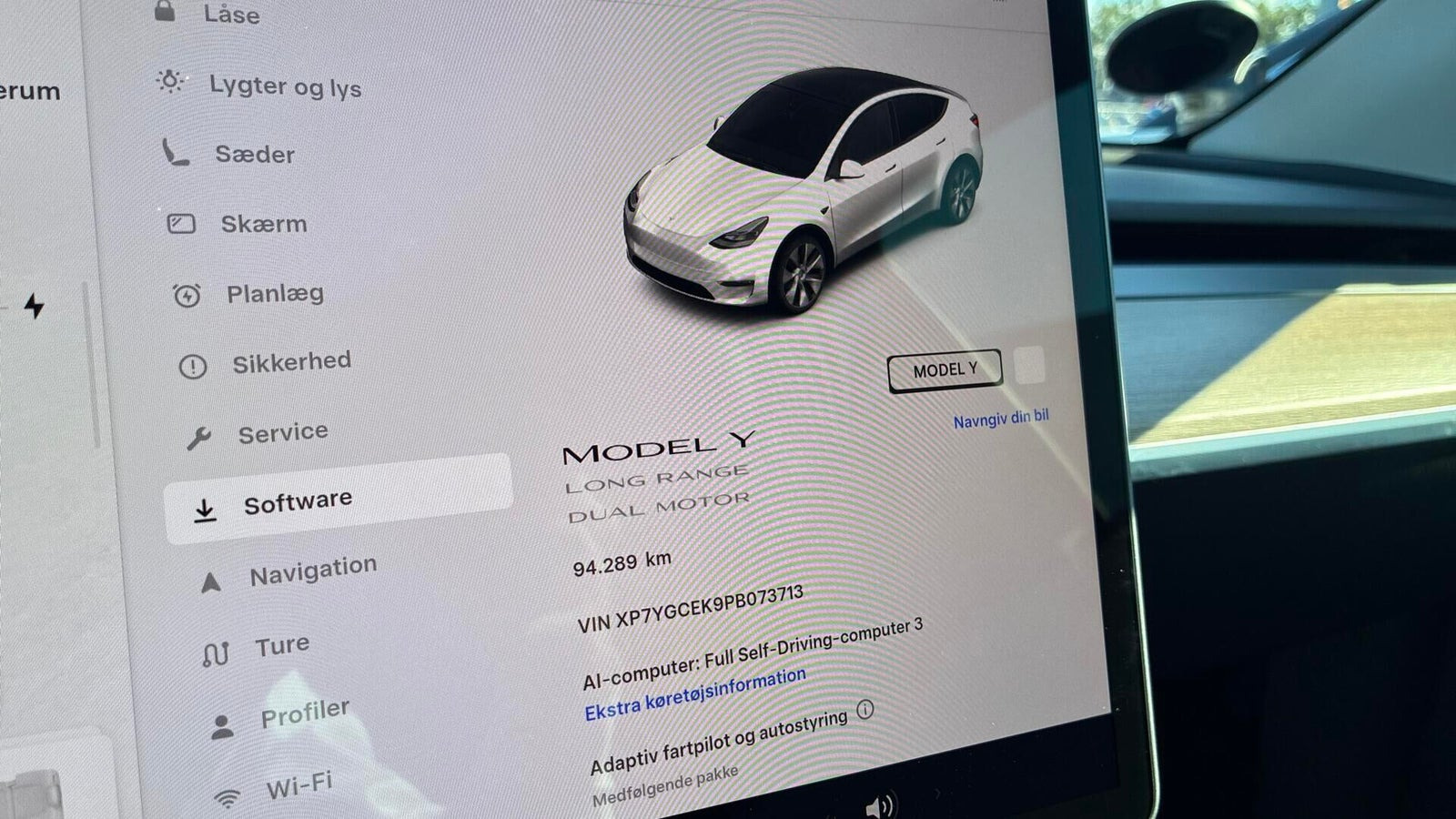 Hvid Tesla Model Y fra 2023
