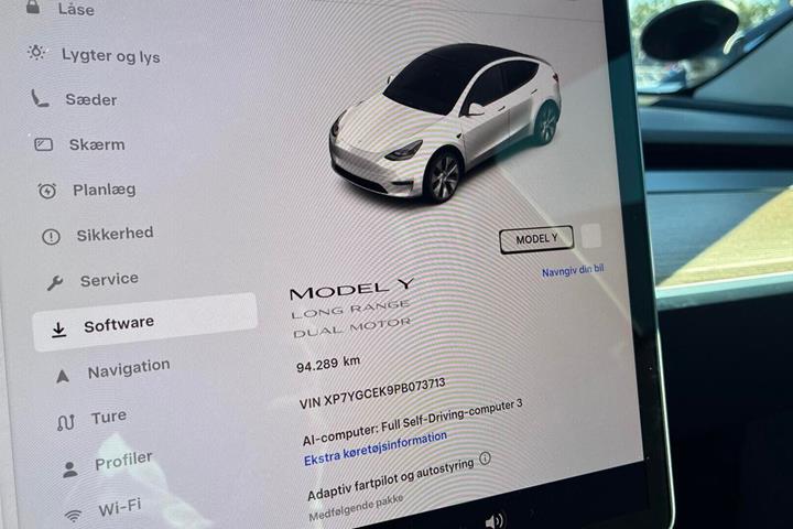 Hvid Tesla Model Y fra 2023