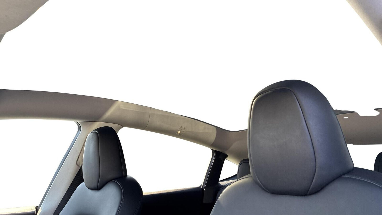 Hvid Tesla Model Y fra 2023