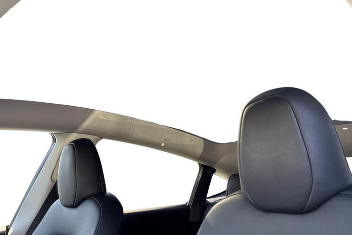 Hvid Tesla Model Y fra 2023