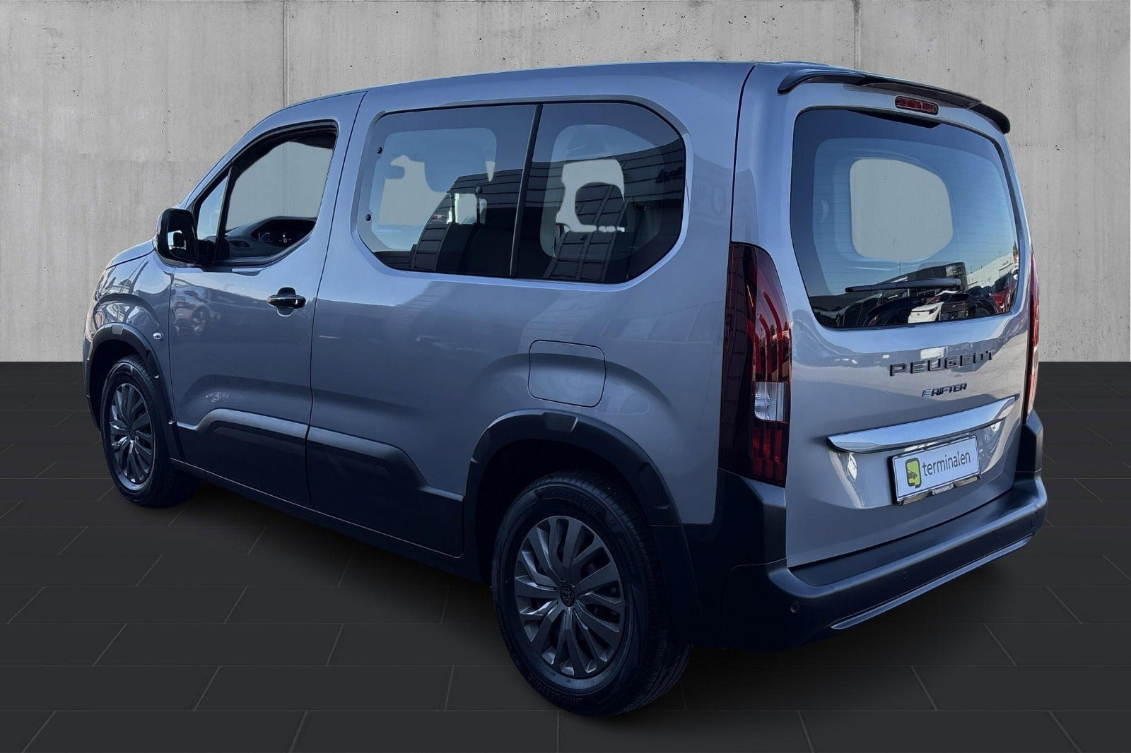 Sølv Peugeot e-Rifter fra 2025