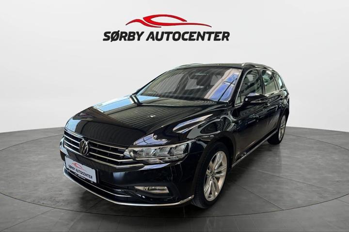 Sort VW Passat fra 2022 set udefra