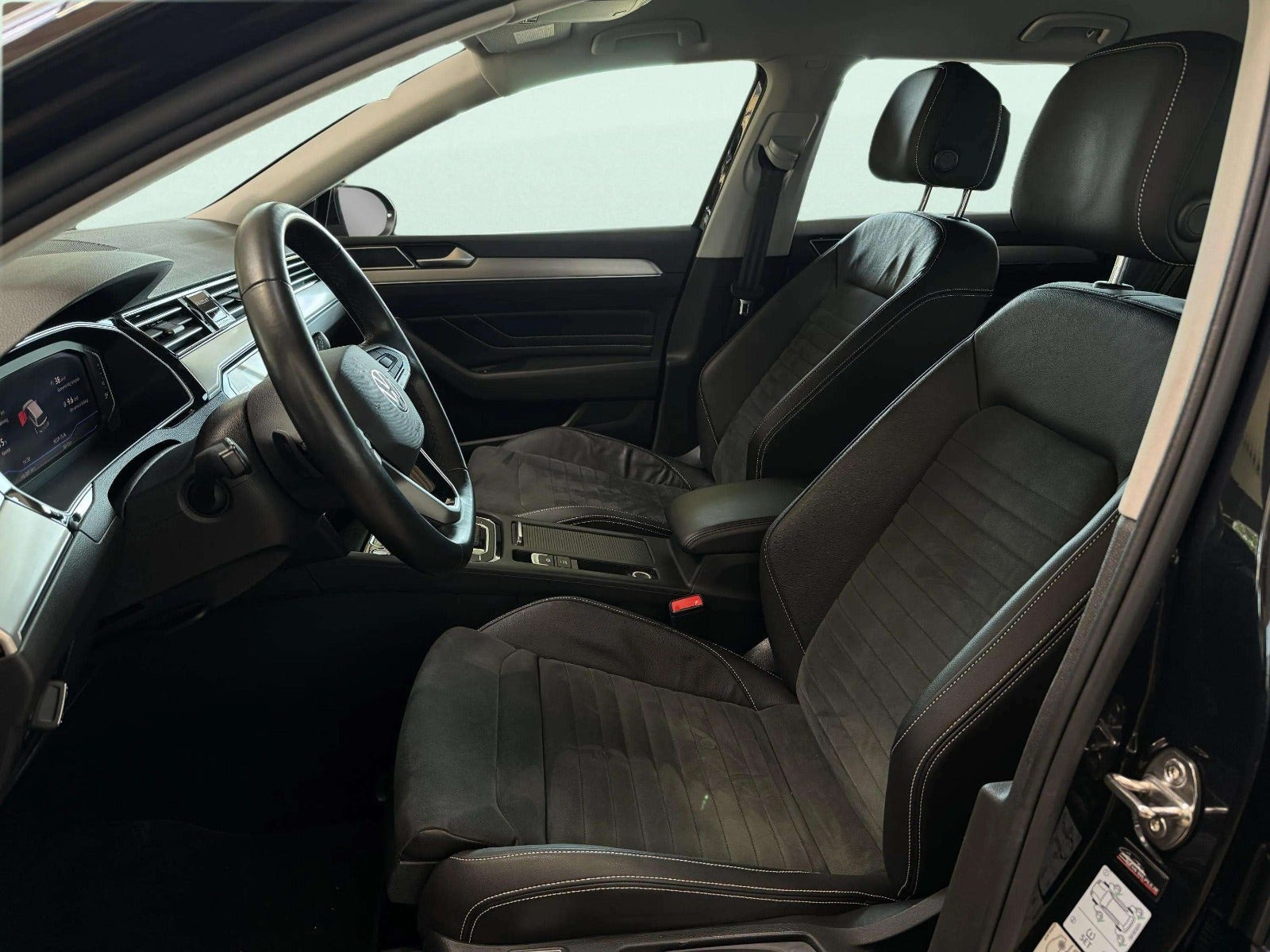 Sort VW Passat fra 2022