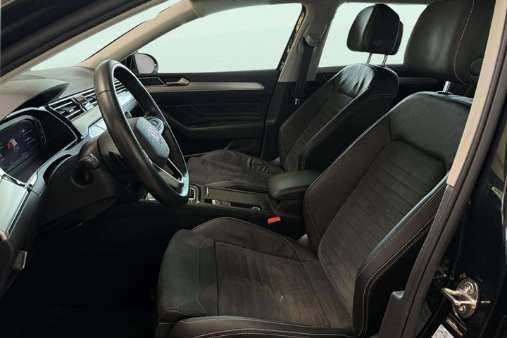 Sort VW Passat fra 2022