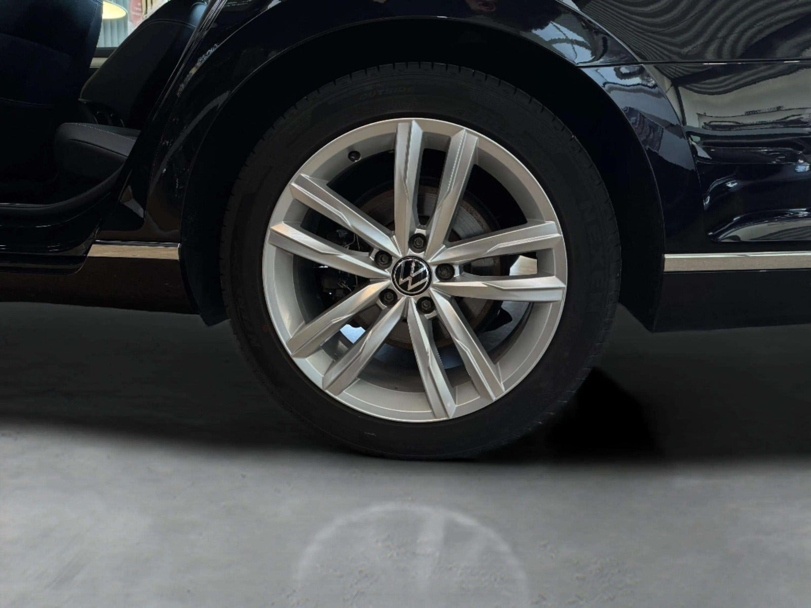 Sort VW Passat fra 2022