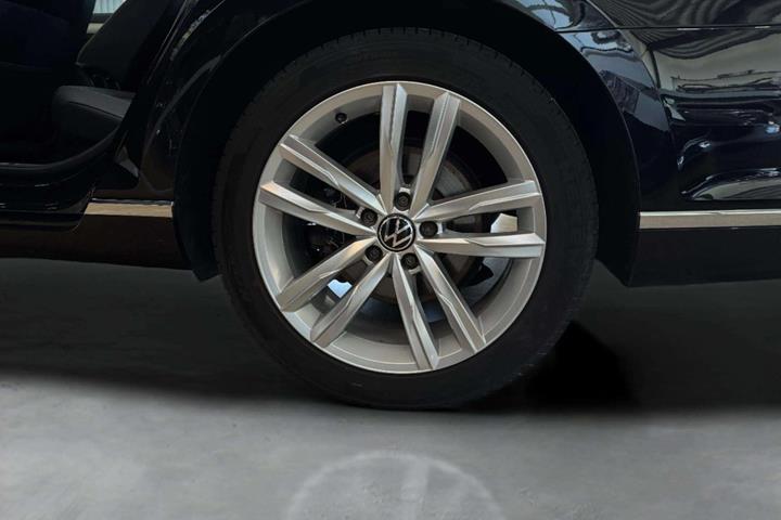 Sort VW Passat fra 2022