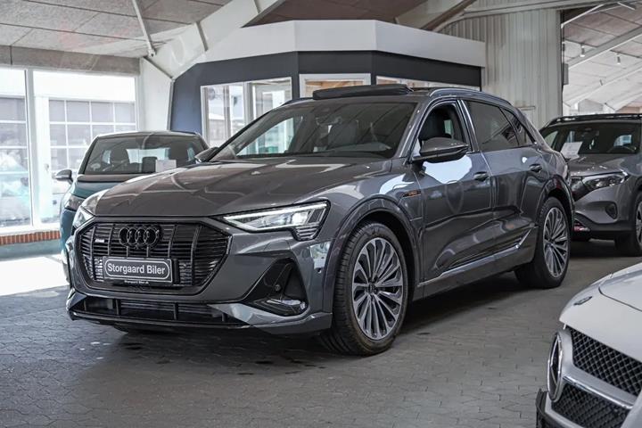 Grå Audi e-tron fra 2022