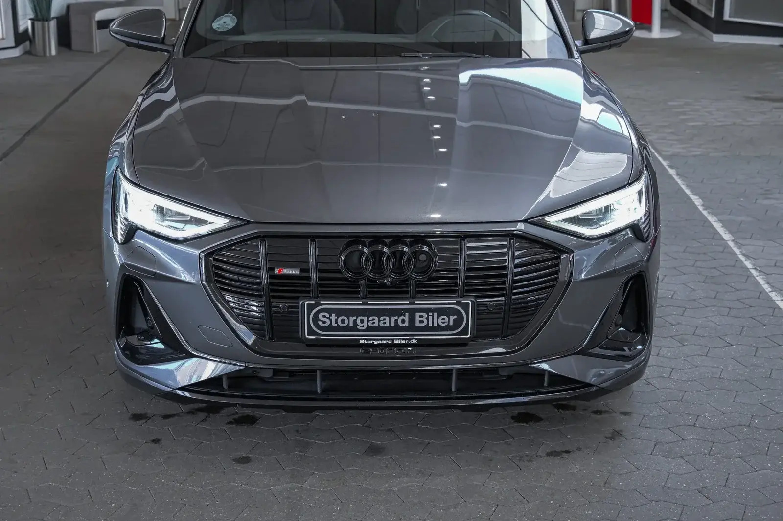 Grå Audi e-tron fra 2022