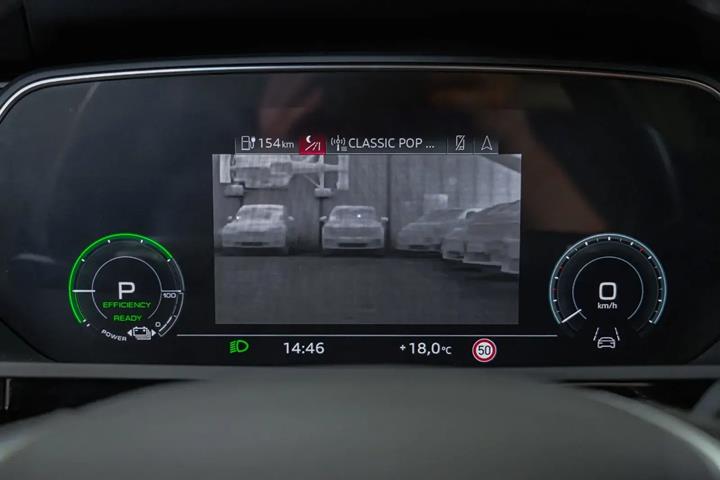 Grå Audi e-tron fra 2022