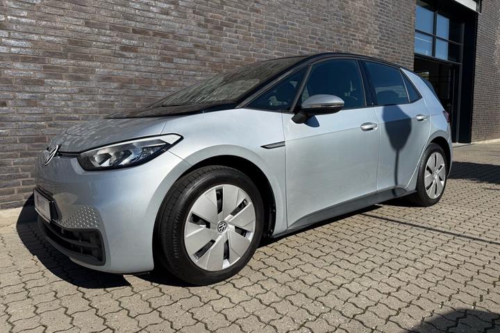Sølv VW ID.3 fra 2021 set udefra
