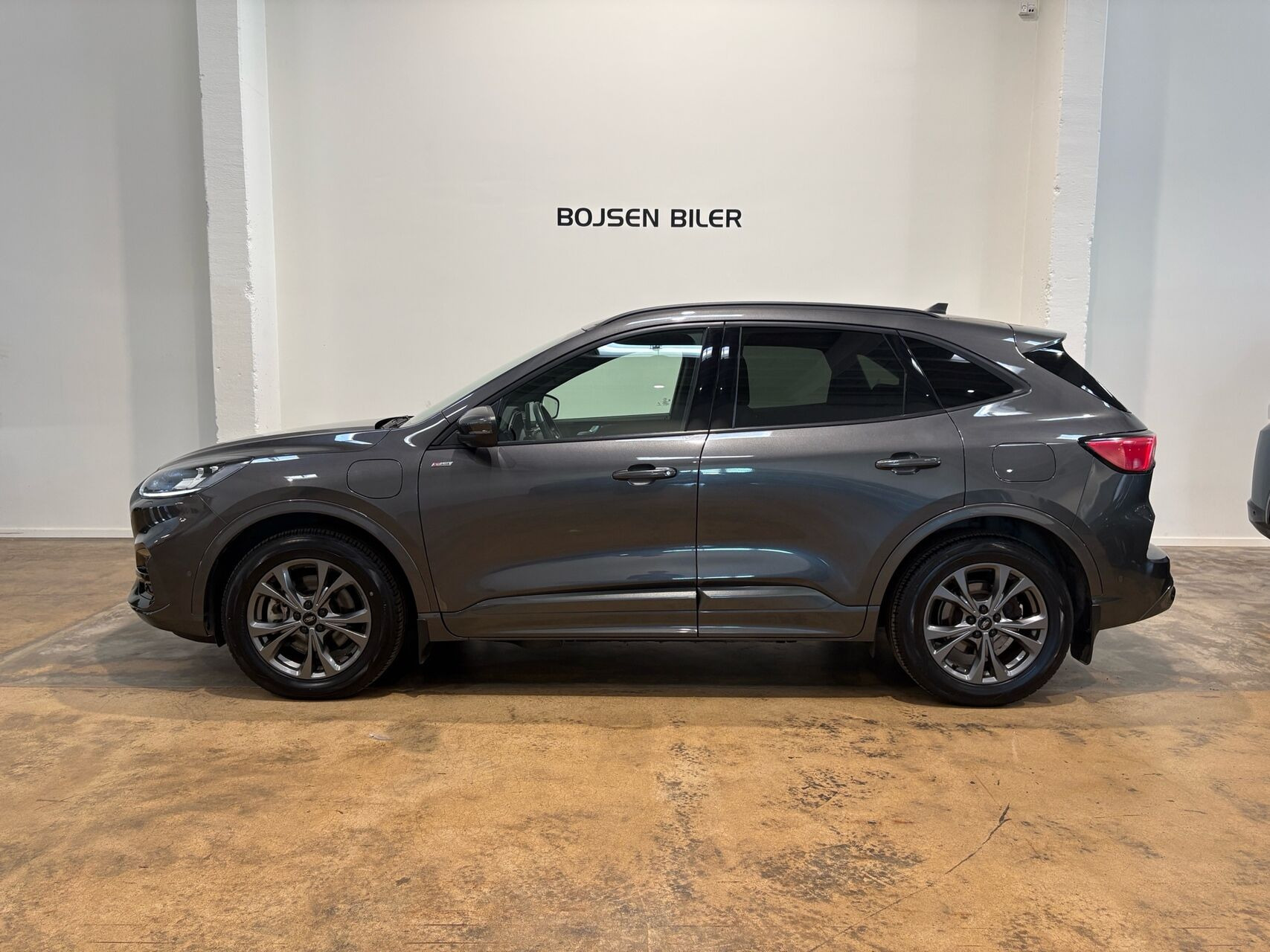 Grå Ford Kuga fra 2021