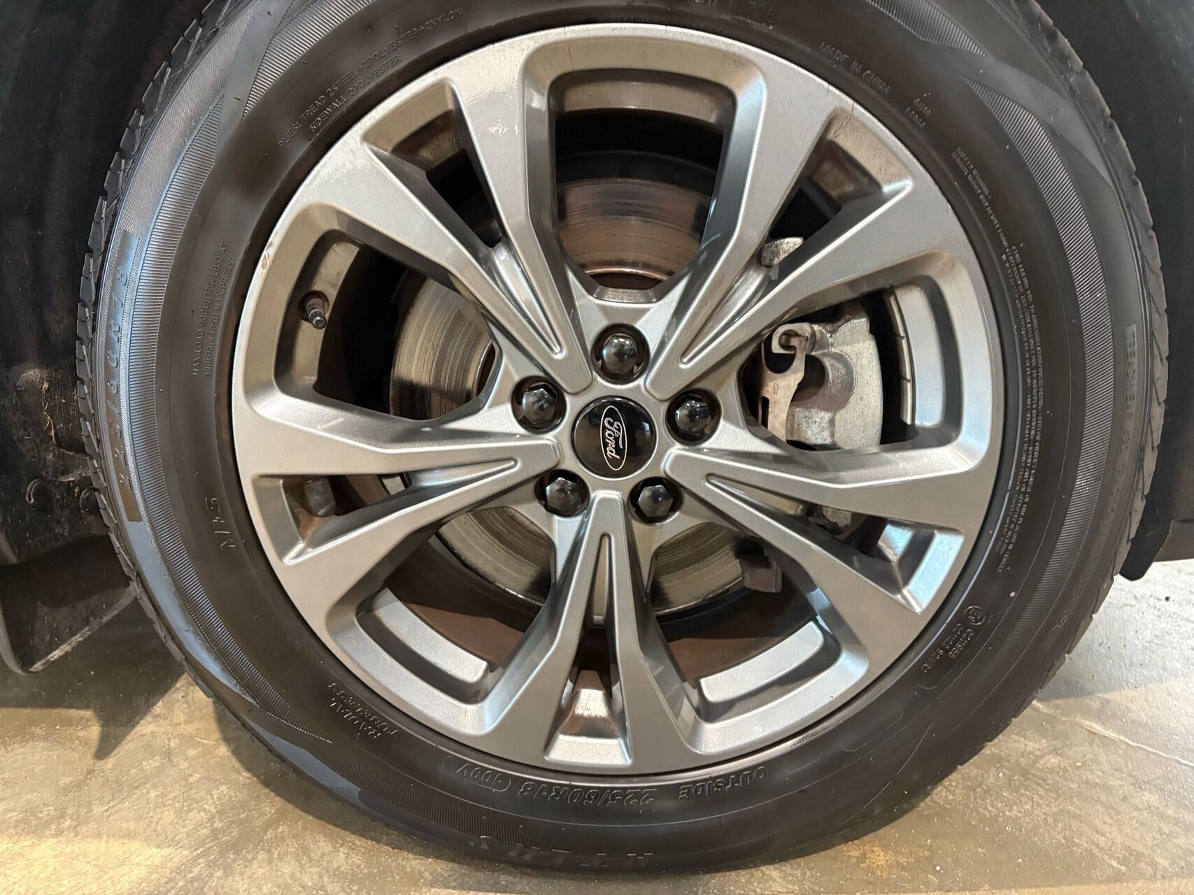 Grå Ford Kuga fra 2021