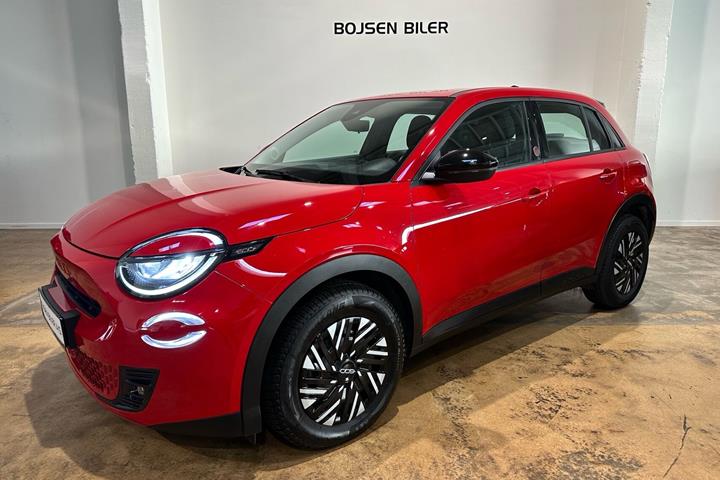 Rød Fiat 600e fra 2024 set udefra