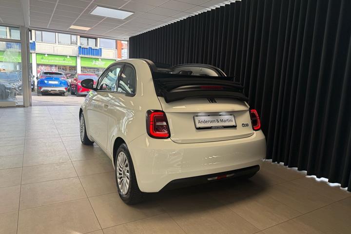 Hvid Fiat 500e fra 2023