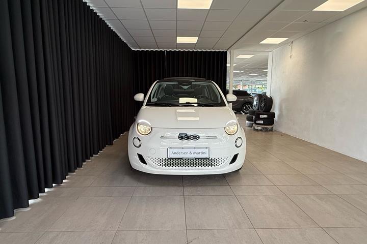 Hvid Fiat 500e fra 2023