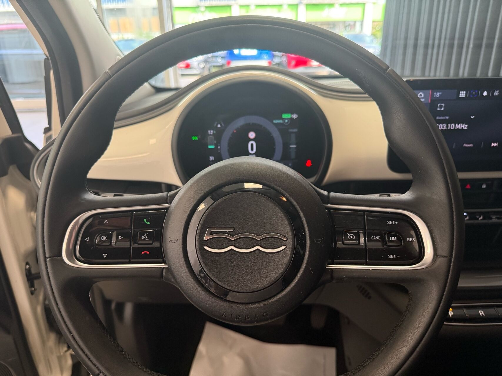 Hvid Fiat 500e fra 2023
