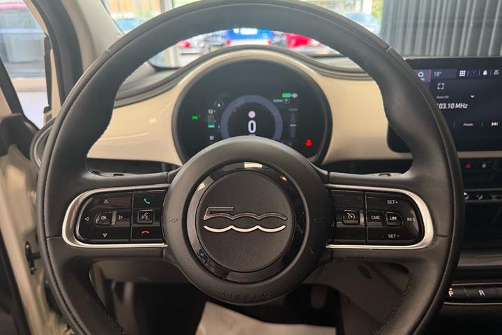 Hvid Fiat 500e fra 2023