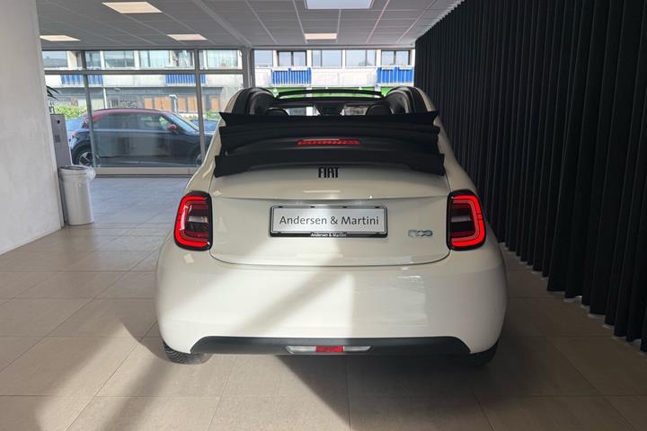 Hvid Fiat 500e fra 2023