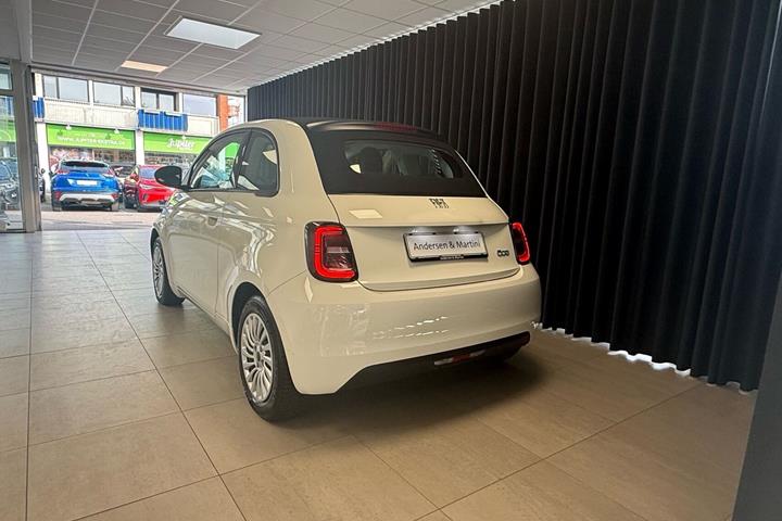 Hvid Fiat 500e fra 2023