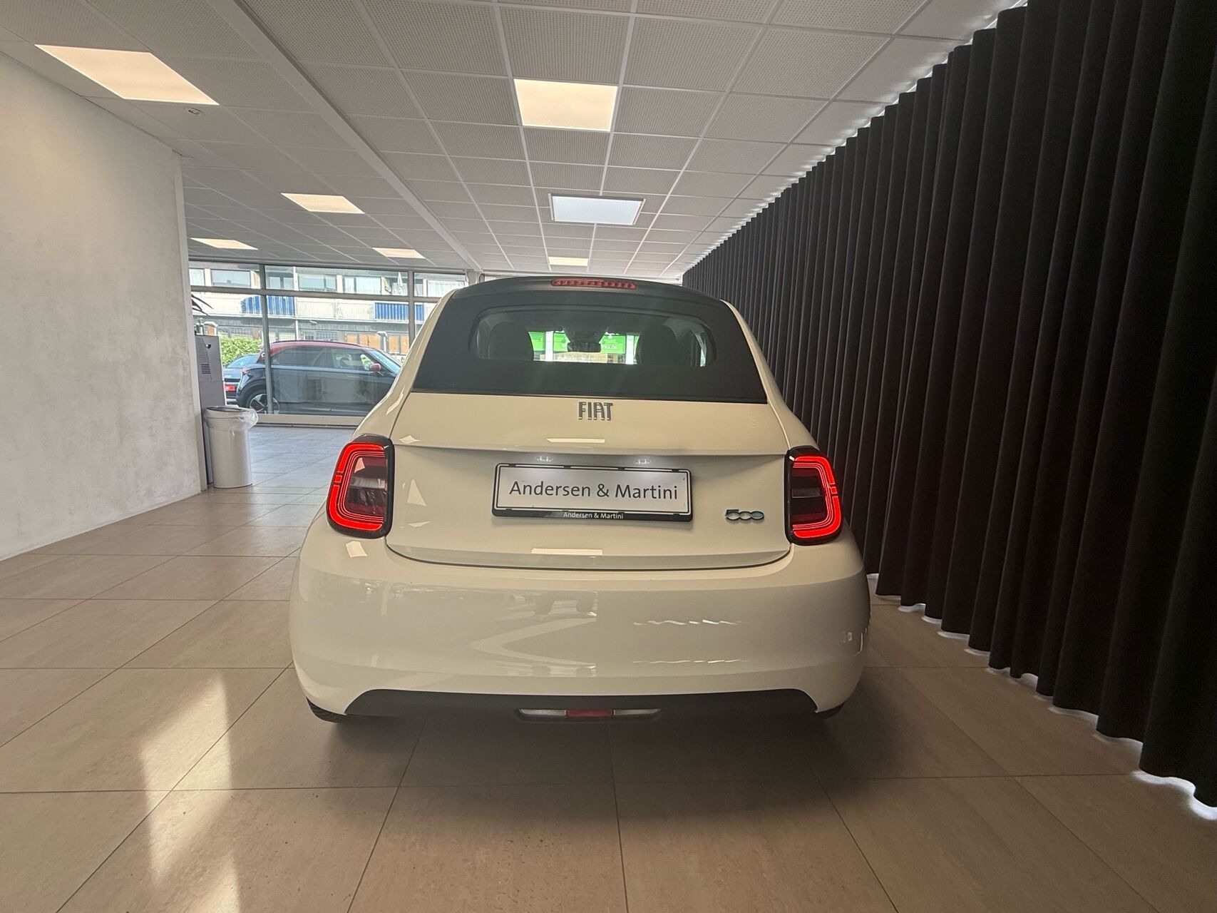 Hvid Fiat 500e fra 2023