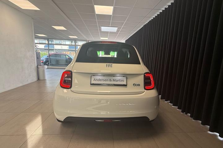 Hvid Fiat 500e fra 2023