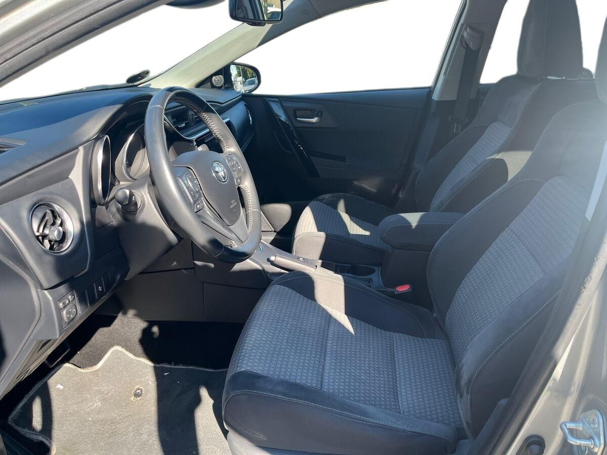 Grå Toyota Auris fra 2018