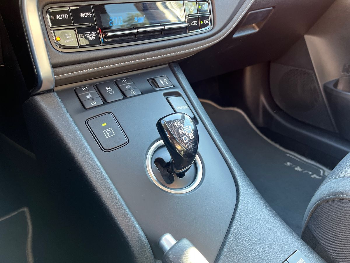 Grå Toyota Auris fra 2018