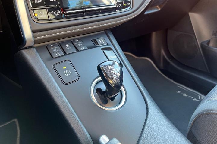 Grå Toyota Auris fra 2018