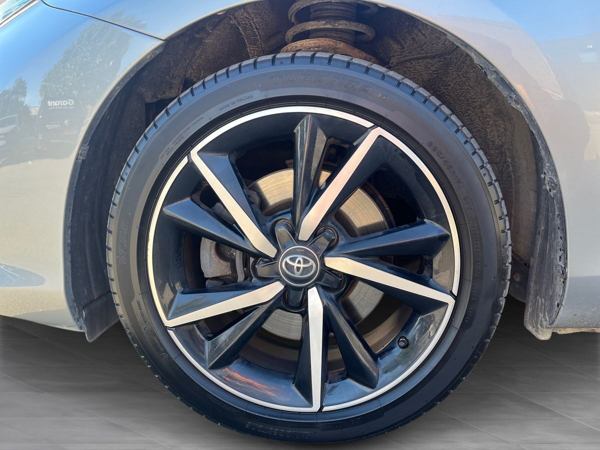 Grå Toyota Auris fra 2018