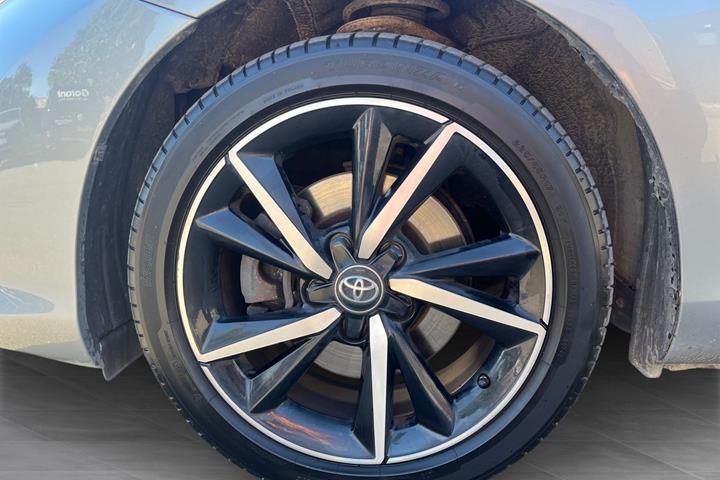 Grå Toyota Auris fra 2018