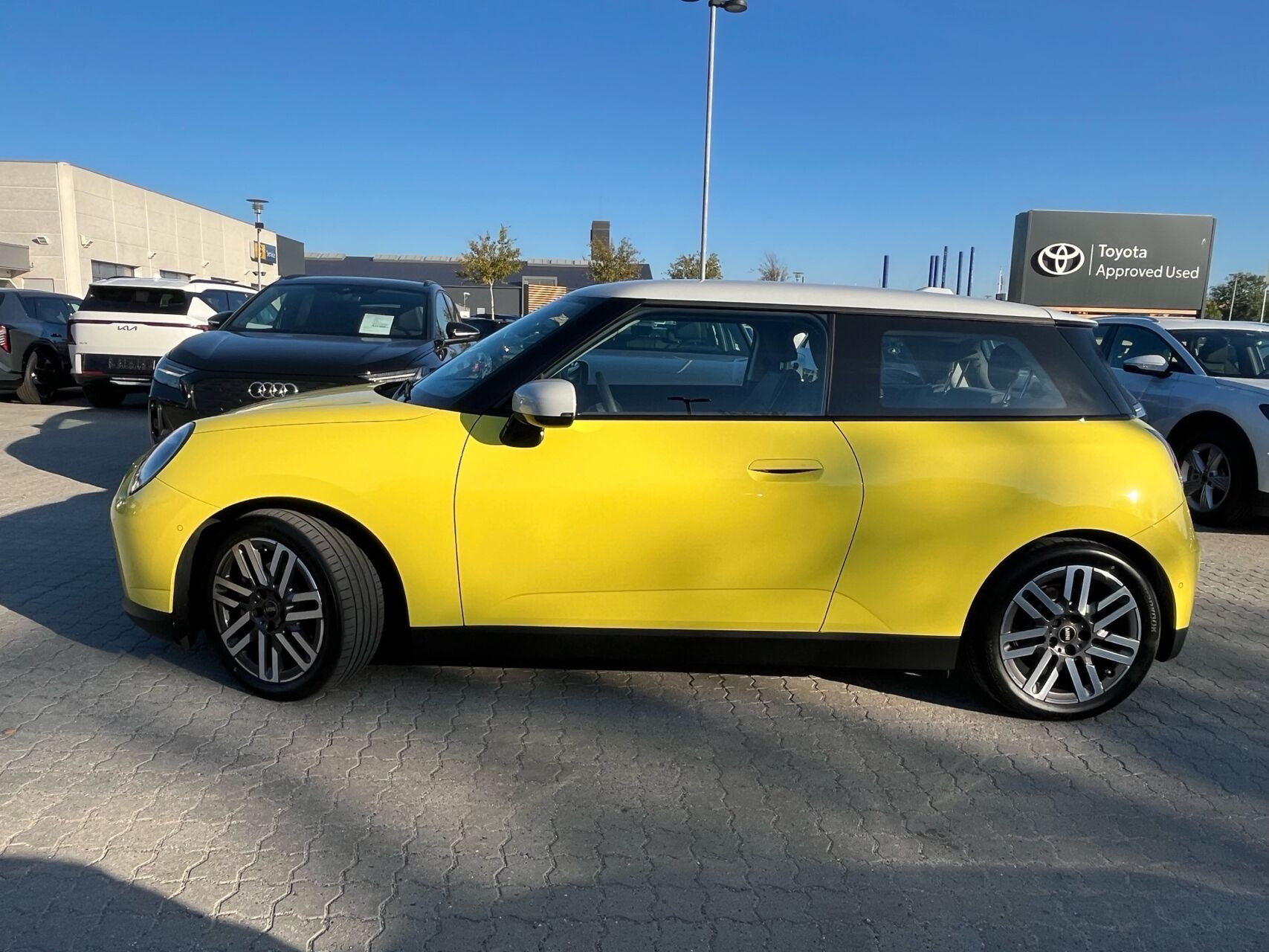 Gul Mini Cooper fra 2025