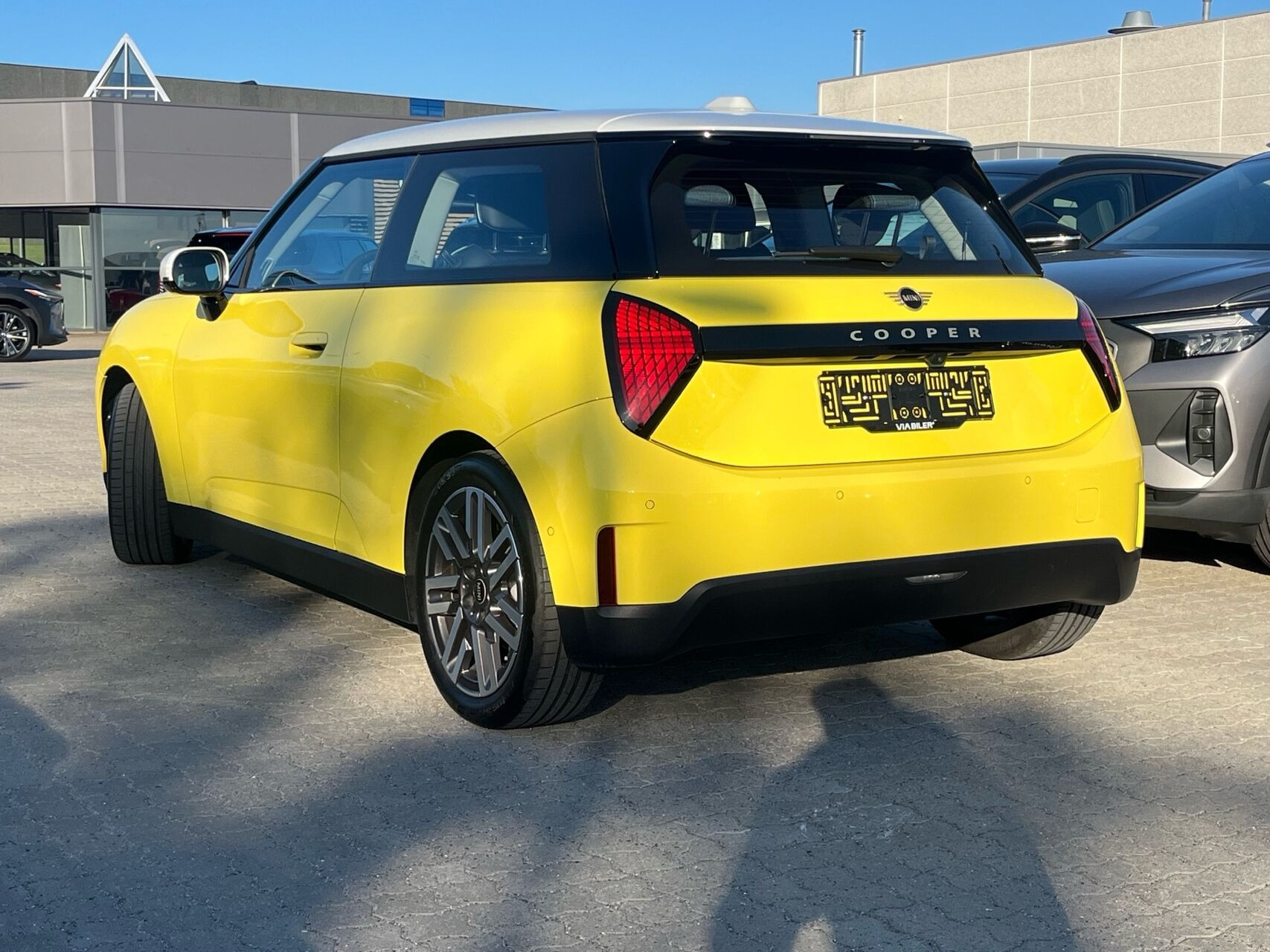 Gul Mini Cooper fra 2025