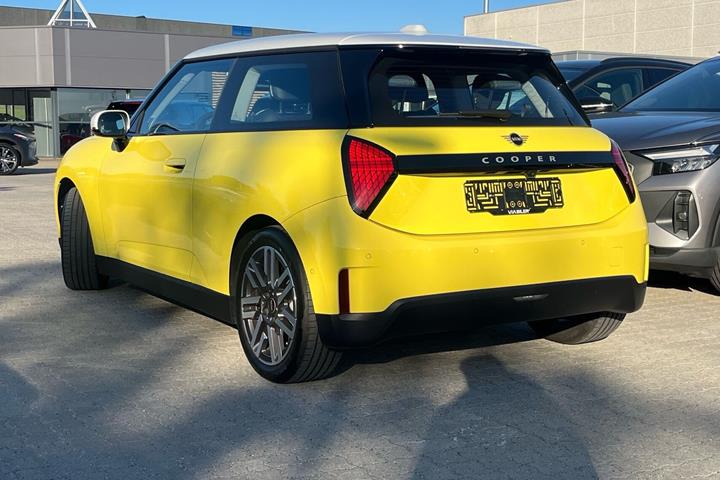 Gul Mini Cooper fra 2025