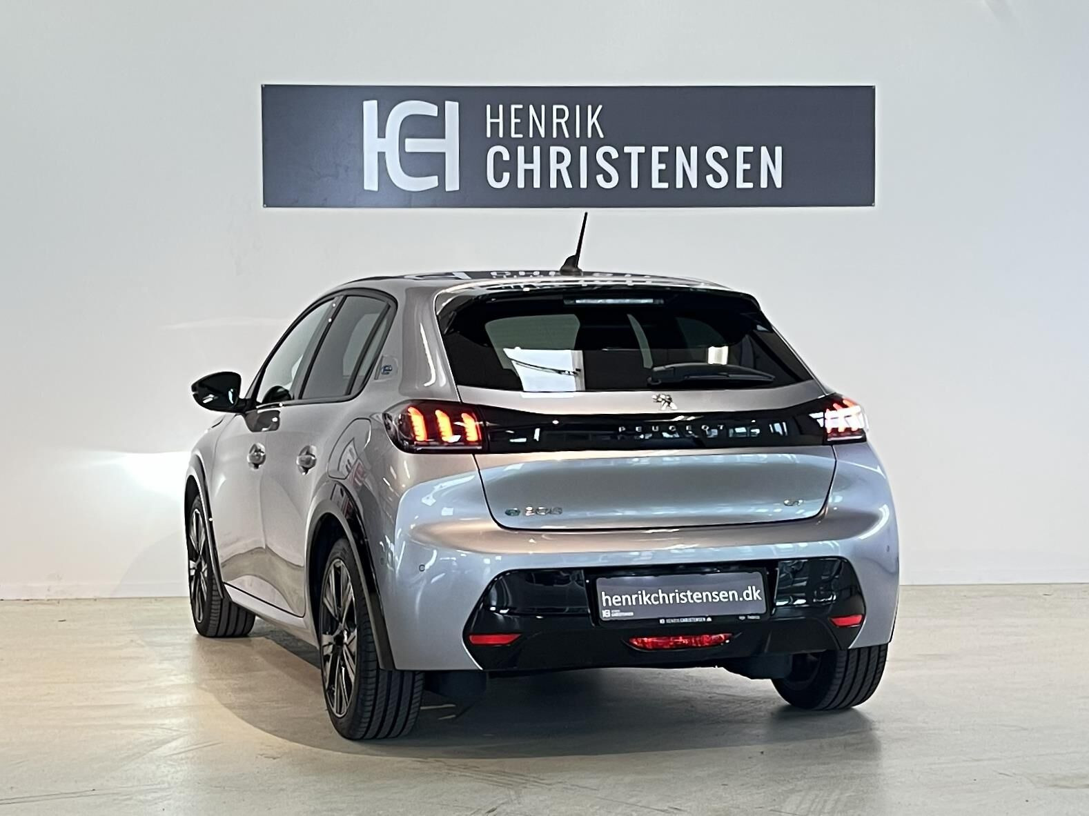 Grå Peugeot e-208 fra 2023