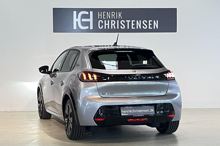 Grå Peugeot e-208 fra 2023