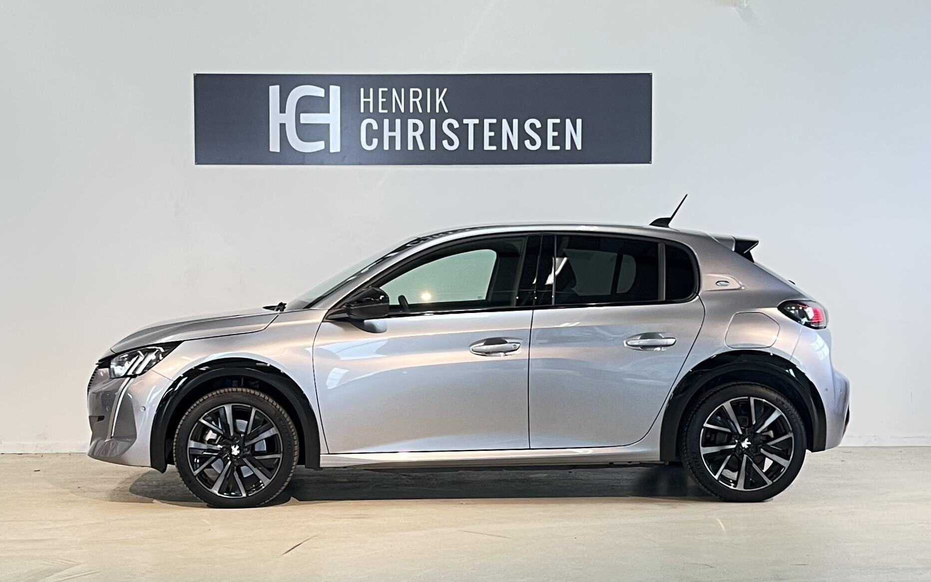 Grå Peugeot e-208 fra 2023