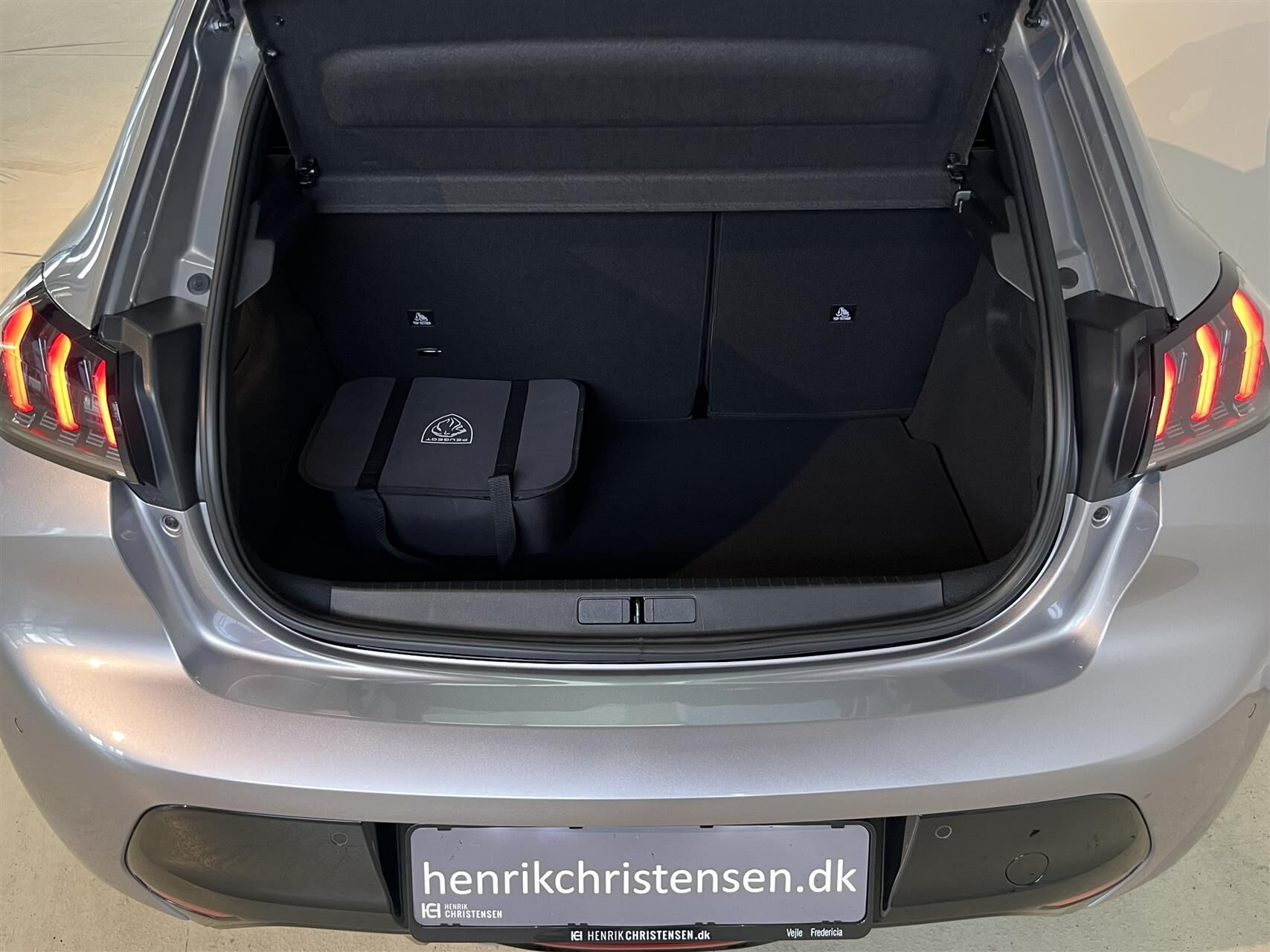 Grå Peugeot e-208 fra 2023